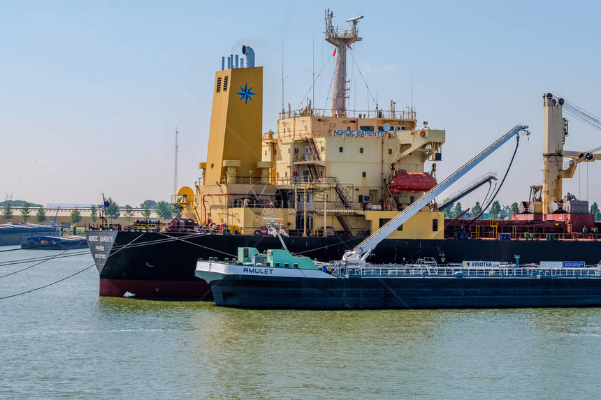 海船在鹿特丹港从内陆油轮加注燃料图片