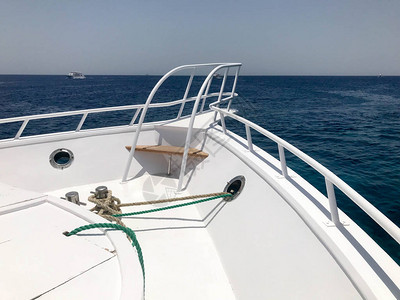 船头浮船头游轮游艇以蓝色盐海为背景的小船热带海洋温暖度假胜地的海洋休图片