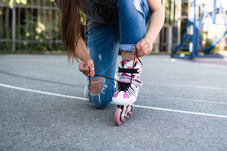 女孩穿上旱冰鞋的城市场景图片