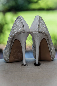 新娘的脚跟高鞋将丈夫和妻子的结婚图片