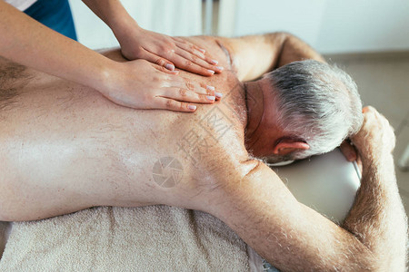 有脊椎按摩背部调整的老人疼痛缓解概图片