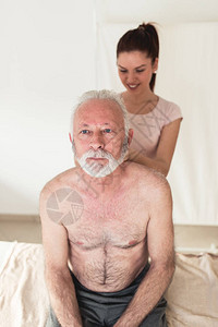 老人在脊椎治疗中心锻炼图片