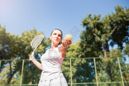 美丽的年轻女子打网球的肖像图片