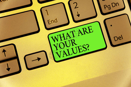 写笔记显示你的价值观是什么问题商业照片展示向某人询问他的优秀品质键盘按钮符号打字工作计算机使用背景