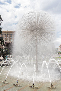 夏天在基辅街头的喷泉乌克兰图片