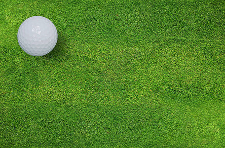 高尔夫球场绿草上的高尔夫球图片