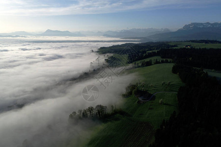 春天清晨在瑞士的山丘上空图片