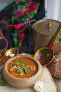 传统乌克兰菜和肉汤红图片