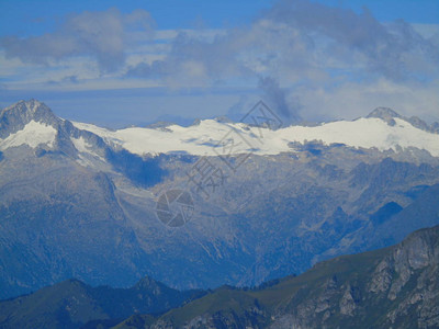 特伦蒂诺山丘的一个惊人的字幕在夏季日子里对布伦图片