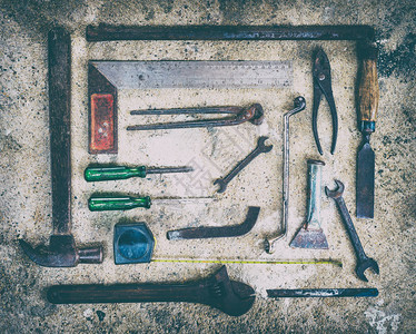 旧工具套装在水泥地板上图片
