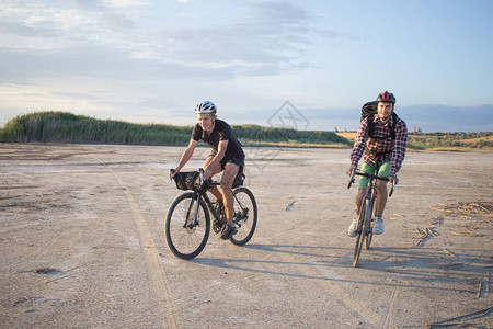 2名男青年骑着自行车巡游图片