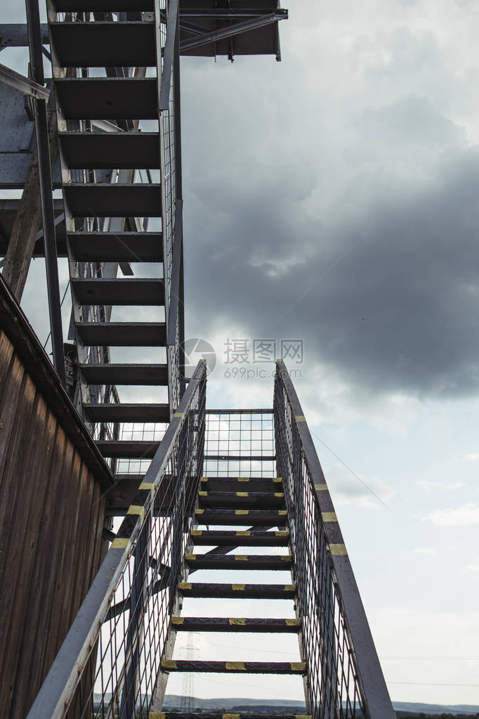 工业厂房外的铁梯图片