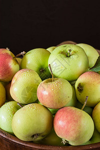 成熟的红色和绿色苹果木制背景上碗里的苹果花园水果秋天图片