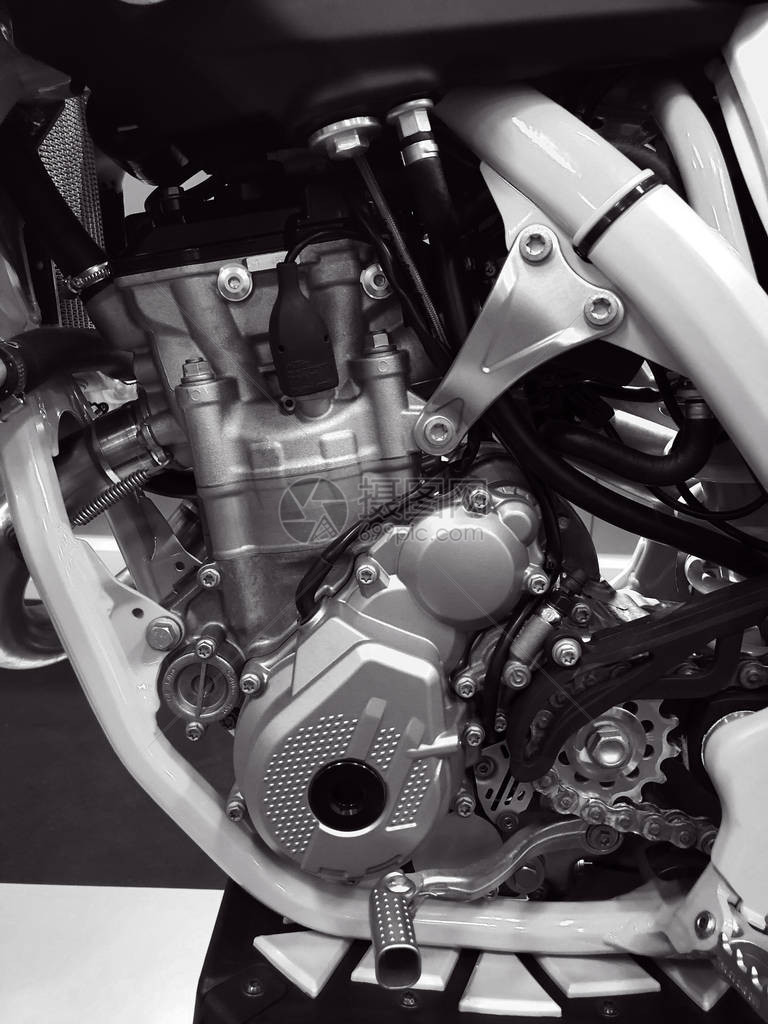 镀铬物摩托车引擎特写镜头的细节摩托车发动机是为摩托车提供动力的发动机摩托车发动机通常是二冲程或四图片