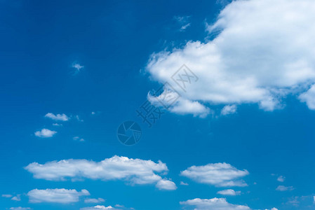 在炎热的夏日美丽的蓝天白云图片