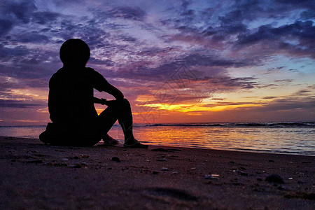 日出时坐在沙滩的未定义旅行高清图片