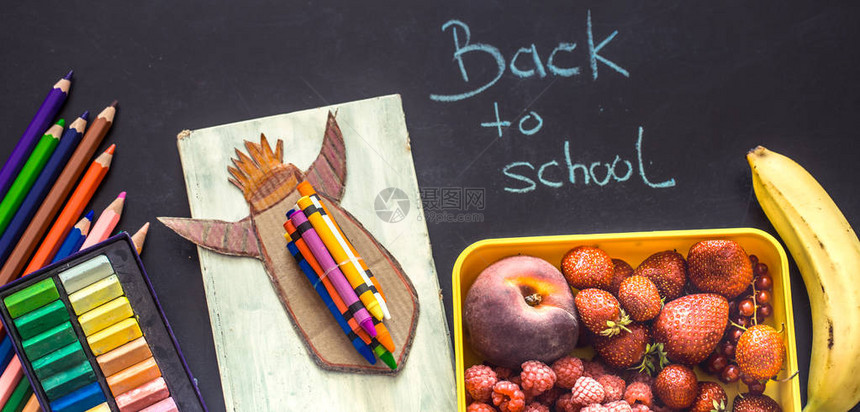 回到学校学校用品和黑色背景的午餐教育和学图片