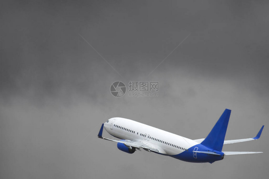 客运班轮从机场跑道起飞在风云多雨的气图片