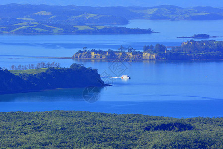 拉吉托岛植被的空中景观和轮渡从Waiheke岛到奥克兰图片