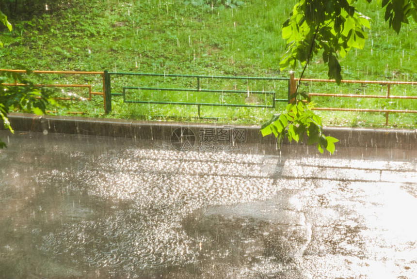 窗外的雨阳光或盲目的雨阳光照耀图片