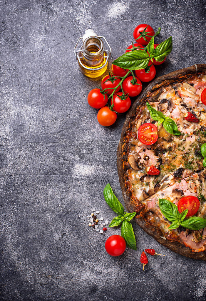 意大利披萨在黑面纸上的意大利比萨特伦迪食图片