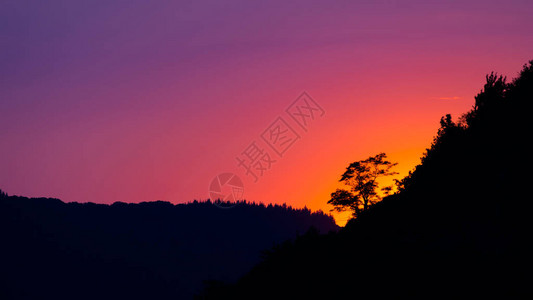 美丽的紫色天空晚上在山上红酒馆的影子图片