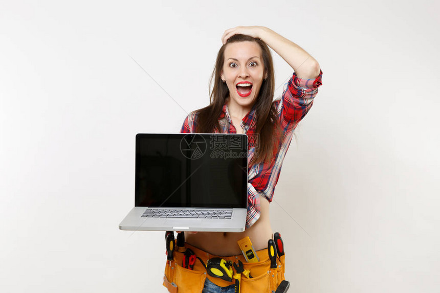 女人在工具包工具带充满各种仪器持有笔记本电脑与空白黑色空屏幕显示监视器隔离在白色背景女做男工图片