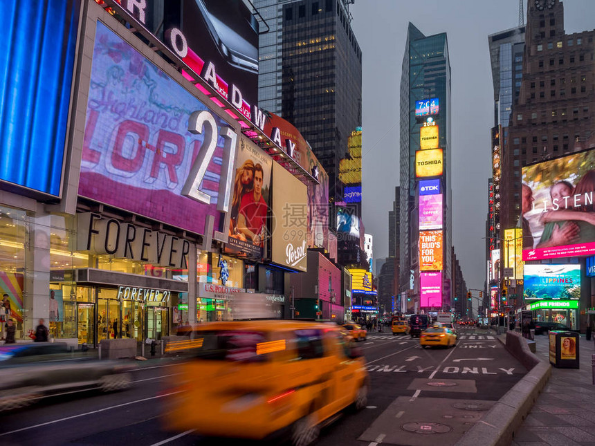 著名的纽约市黄色出租车在凌晨图片