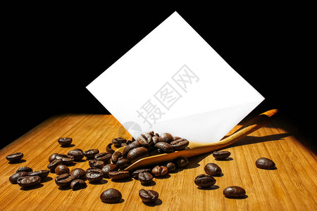 咖啡豆背景与文本的空间与白色空白间的木制背图片