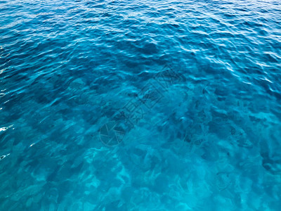 质地淡蓝色湿美丽的蔚蓝发光透明的大海图片