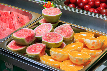 市场出售切菜异国水果在图片