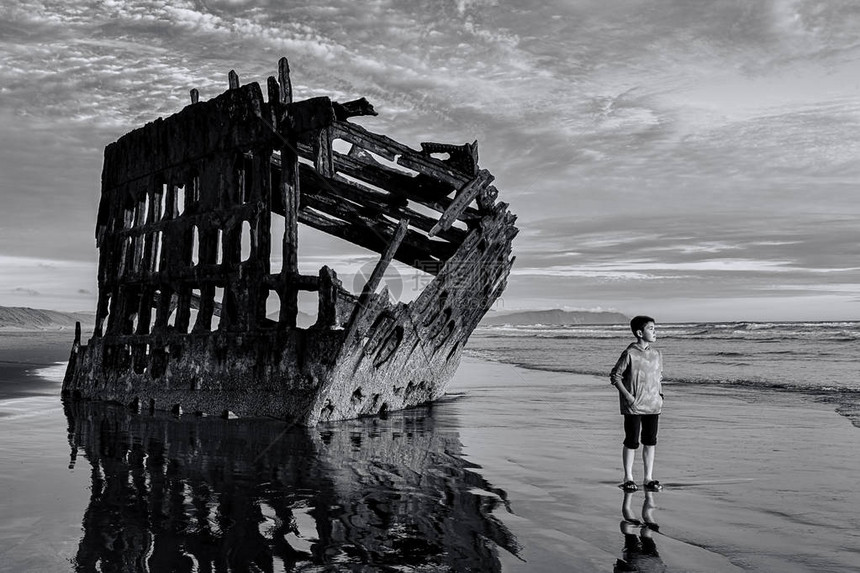 男孩B和W站在彼得伊雷代尔的船难旁图片