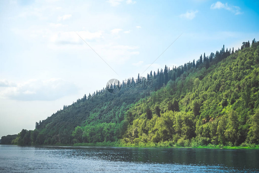 浅山河近青山蓝天图片