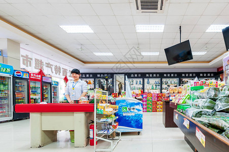 消费者在华东南昌的一家进口超市购买来自世界各地的商品图片