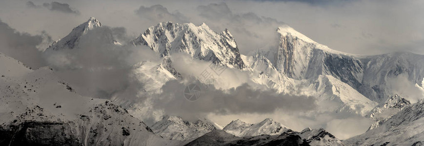 喜马拉雅山脉的视线水平拍摄图片