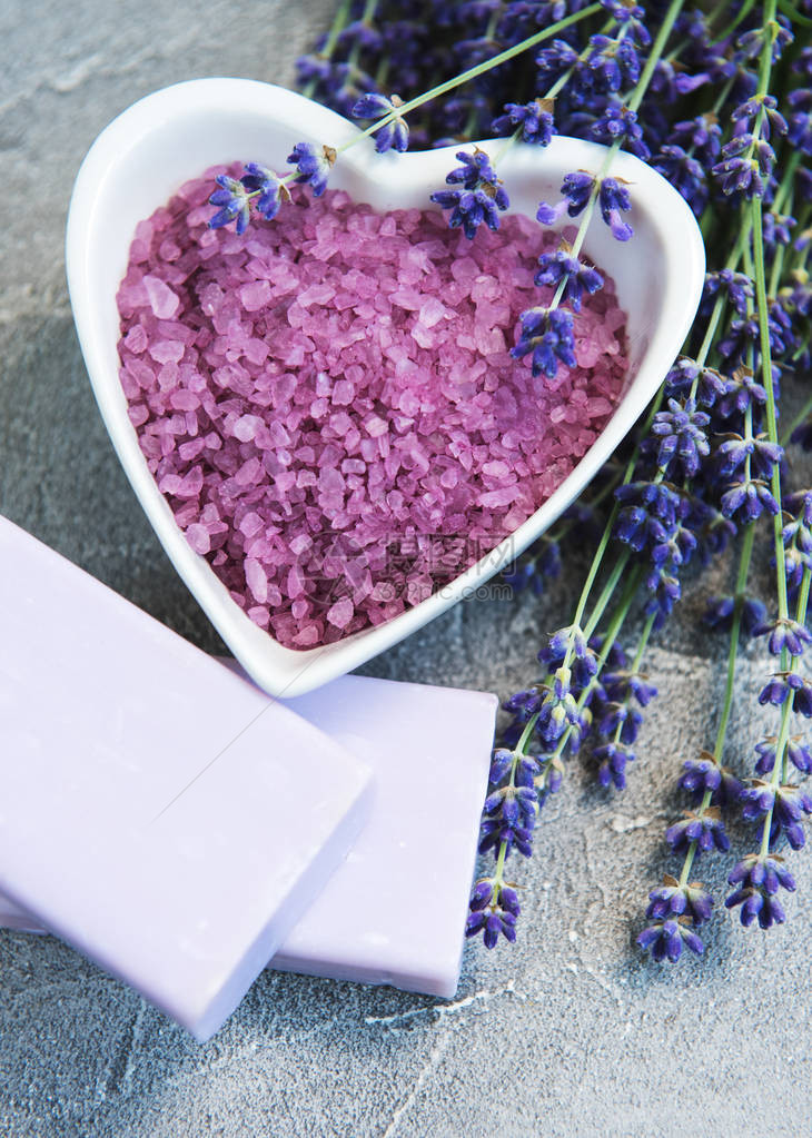 心形碗有海盐肥皂和鲜紫色鲜花图片