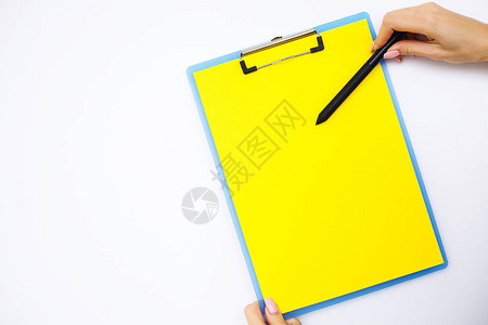 与黄纸的空白文件夹手拿着文件夹和句柄在白色背景上复制空间图片