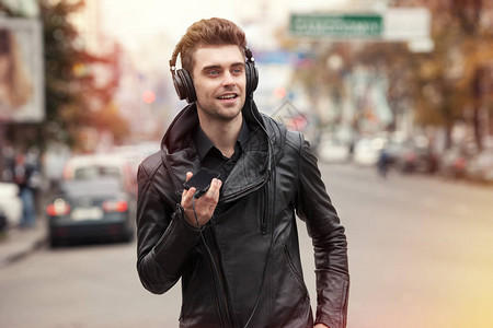 男人在街上用耳机手图片