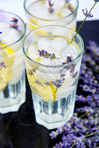 含柠檬和冰的淡紫柠檬水脱毒水夏季饮料饮食鸡图片