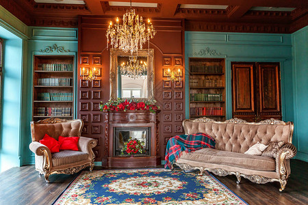 家庭图书馆的豪华经典内部客厅配有书架书籍扶手椅沙发和壁炉干净而现代的装饰与优雅的家具教育背景图片
