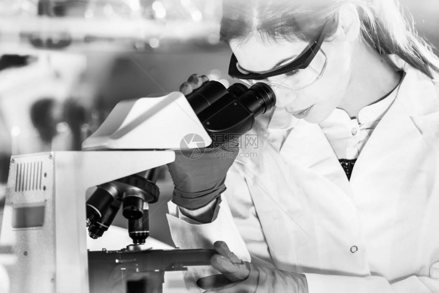 生命科学家在实验室研究有吸引力的年轻女科学家在他们的工作环境中进行显微镜检查医疗保健和生物技图片