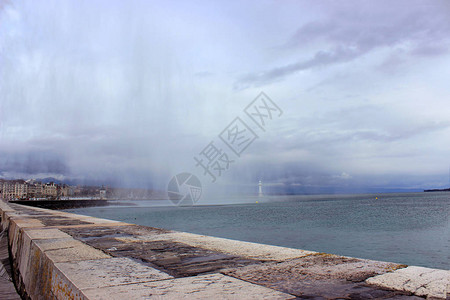 日内瓦的瑞士著名风景雨天时流图片