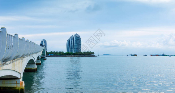 美丽的三亚湾和凤凰岛是一个具有里程碑背景图片