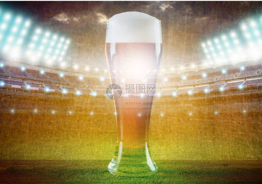 足球场背景下的冰镇啤酒杯图片