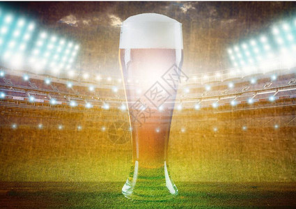 足球场背景下的冰镇啤酒杯图片
