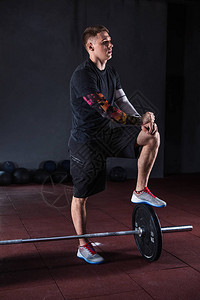 肌肉健壮者在健身房休息运动图片