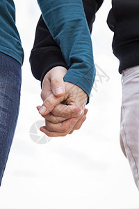 一个女人和一个男人的手像一对幸福的夫妻一样缠绕在一起图片