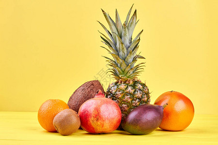 新鲜菠萝椰子石榴葡萄精果橙色和芒果背景图片