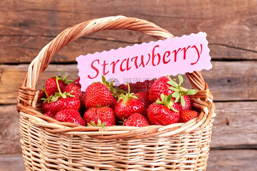 一篮新鲜草莓成熟的美味草莓和纸卡图片