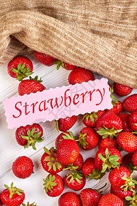 新鲜草莓和麻布组果汁浆和薄饼水图片